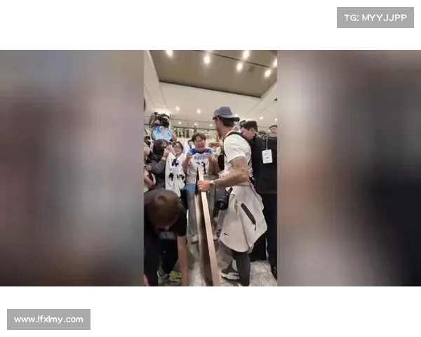 热刺抵达韩国球迷热情迎接 麦迪逊合影时感动流泪 热刺抵达韩国球迷热情迎接 麦迪逊合影时感动流泪